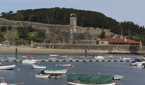 Vista de la fortaleza de Monte Boi y de la playa de A Ribeira, en Baiona.