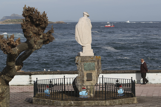 Estatua de Martín Alonso Pinzón, orientada hacia el mar.
