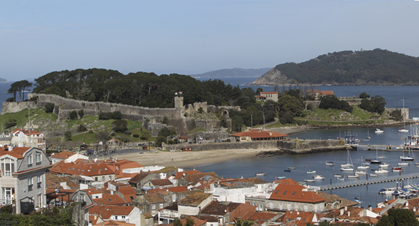 Panorámica de la fortaleza de Monterreal, Monteferro y el puerto deportivo de Baiona.