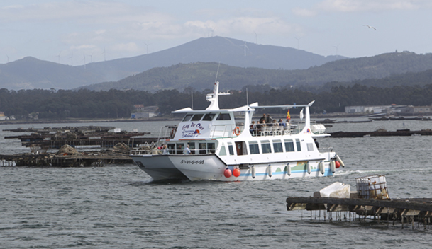 Uno de los catamaranes dedicados en O Grove a realizar rutas turísticas por los polígonos de bateas. 