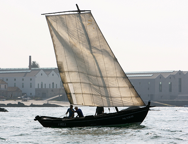 Embarcación tradicional frente al Museo do Mar de Vigo.