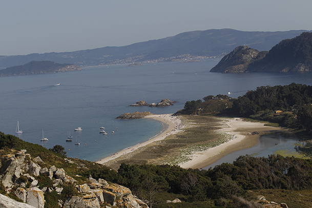 Vista general de la playa de Rodas, la isla Sur y la boca Sur de la ría de Vigo.