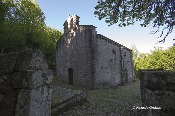 Iglesia románica de Santa María de Pesqueiras, en el lugar de Outeiro (Chantada).