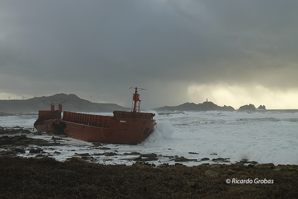 Gabarra "Prima", encallada en las playas de Riera, el pasado mes de enero.