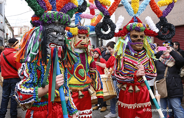 Boteiros en el desfile del Domingo de Carnaval de Viana do Bolo.