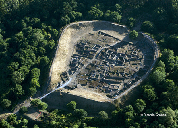 Vista aérea del castro de Viladonga. (Fotografía del libro "Galicia. Todo un mundo").